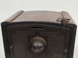 an old radio that is sitting on a table