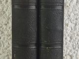 deux livres noirs posés l'un à côté de l'autre sur une table