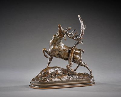 sculpture en bronze représentant un cerf et une biche, posée sur un socle en bois