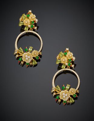 une paire de boucles d'oreilles à clip en or, émail et diamants