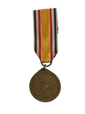médaille avec un ruban rouge, blanc et bleu autour du cou
