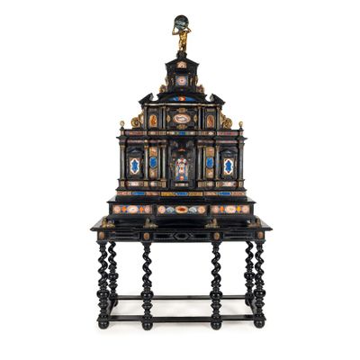 MEUBLE À MONNAIES PLAQUÉ D'ÉBÈNE, DE BOIS ÉBÉNISÉ ET DE PIER… - Photo 1