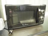 un micro-ondes posé sur un comptoir