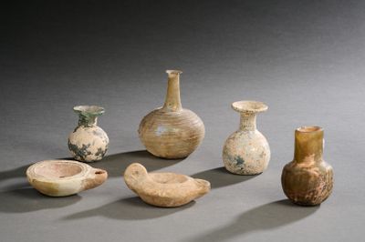 de nombreux vases différents posés sur une table