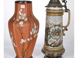 deux vases posés l'un à côté de l'autre sur une table