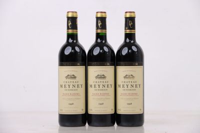 trois bouteilles de vin posées sur une table l'une à côté de l'autre