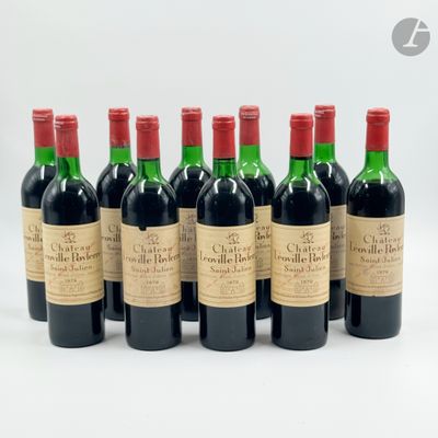 six bouteilles de vin rouge alignées sur une surface blanche
