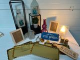 une table sur laquelle se trouvent de nombreux objets différents