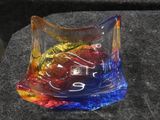 un saladier en verre coloré posé sur une table