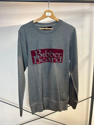 Le pull est suspendu à un portant dans un magasin de vêtements.