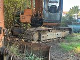 une grande pelleteuse qui est à l'arrêt dans la terre