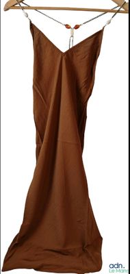 une robe marron suspendue à un cintre en bois