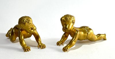 Deux presse papier en bronze doré figurant des enfants à quatre pattes