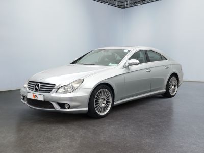 La Mercedes CLS est garée dans une pièce blanche au sol noir.