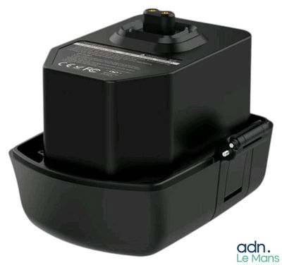 une photo en noir et blanc d'un chargeur de batterie sur fond blanc