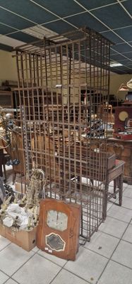 une pièce où il y a beaucoup d'objets par terre