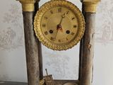 une horloge posée sur une table