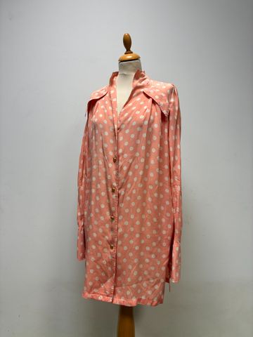VALENTINO - Longue tunique de coton et soie rose à pois blanc. Bo...