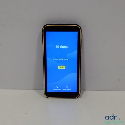 un téléphone portable posé sur une table