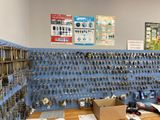 de nombreuses clés accrochées au mur de la boutique