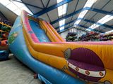 un grand toboggan gonflable au milieu d'un magasin