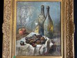 une peinture à l'huile représentant une nature morte composée de fruits et de bouteilles posés sur une table