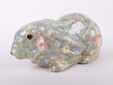 une petite figurine d'ours en marbre