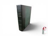 gros plan d'un livre sur une surface blanche