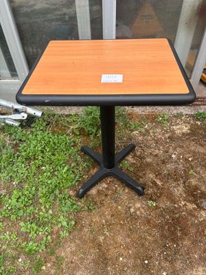 une image représentant une petite table sur laquelle est posée une étiquette, devant une porte vitrée