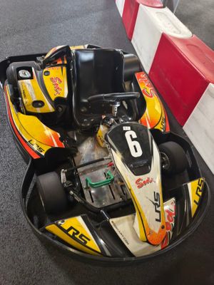 une voiture de karting posée par terre