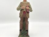 figurine représentant un homme avec un chapeau et une canne