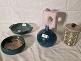 trois vases et un bol posés sur une table blanche