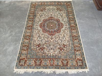 Tapis oriental finement noué à décor persan de grand médaill…