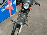 une moto garée devant un bâtiment