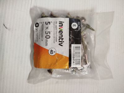 un petit paquet de vis dans un sachet posé sur une table