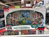 un présentoir de cartes à collectionner Pokémon dans un magasin