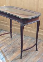Vitrine plate de forme "rognon" en acajou sculpté et placage… (photo 2)
