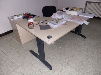 Un bureau d'angle en bois stratifié, clair, piètement, métal…