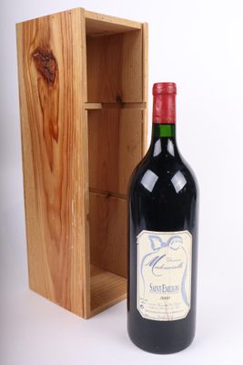 une bouteille de vin posée à côté d'une caisse en bois