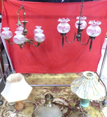 many lamps that are sitting on a table in a room