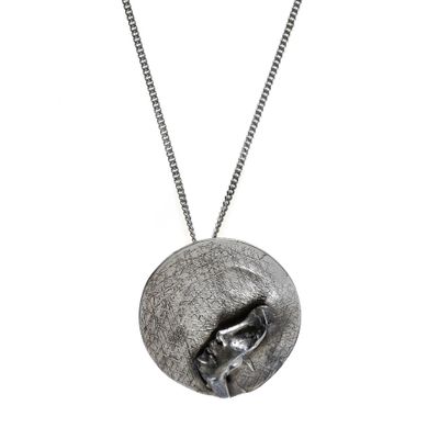 Pendentif d'artiste En argent, figurant une partie de visage…