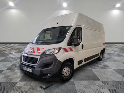 la photo d'une camionnette blanche garée dans une grande pièce