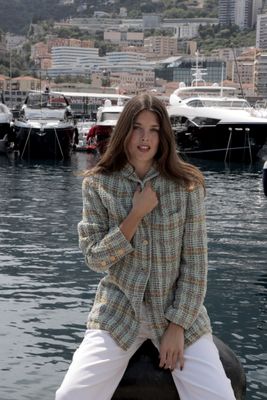 une femme assise sur un rocher dans l'eau