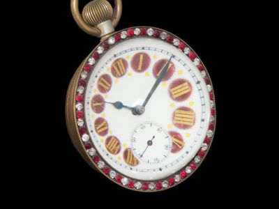 un gros plan d'une montre de poche sur fond noir