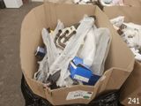une boîte en carton remplie d'objets hétéroclites sur le sol