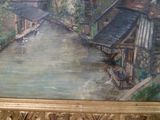 une peinture sur le mur d'un bâtiment avec une horloge dessus