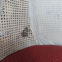 Fauteuil canné ; la structure en bois mouluré rechampi blanc… (photo 5)