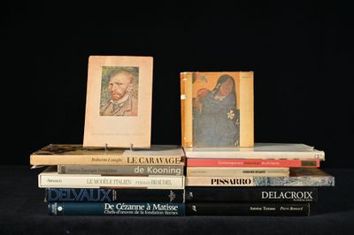 plusieurs livres sont empilés sur une table
