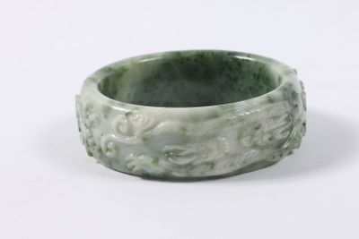 bracelet en jade vert orné de fleurs et de feuilles