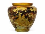 un vase posé sur une surface blanche